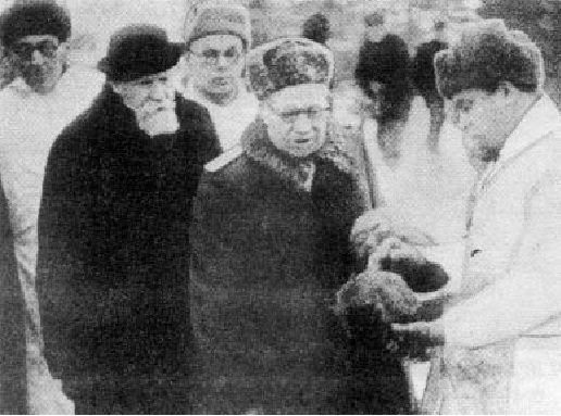 Н.Н.Бурденко в центре снимка, слева от него митрополит Николай