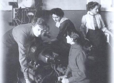 Слушательницы Императорского женского педагогического института. К.Булла. 1913 год