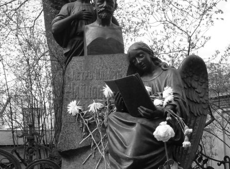 П.П. Каменский. 1897 год. Надгробие на могиле П.И.Чайковского в Александро-Невской лавре. Современная фотография