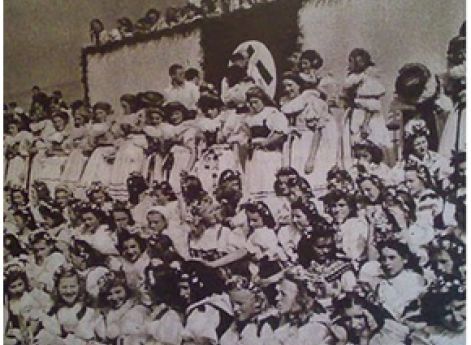 Дети в национальных костюмах на Днях чешской молодежи. 1943 г.