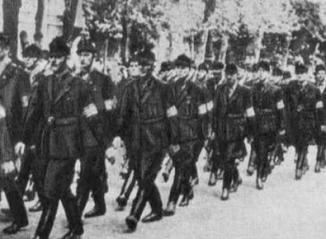 Члены организации «Скрещенные стрелы» маршируют по проспекту Андраши в Будапеште. 15 октября 1944 г.