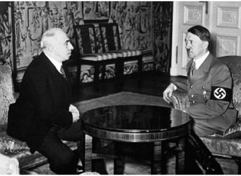 Президент Чехословакии Эмиль Гаха и рейхсканцлер Адольф Гитлер. 15 марта 1939 г.