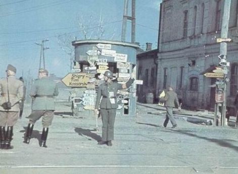 Венгерские военные на улицах советских городов...