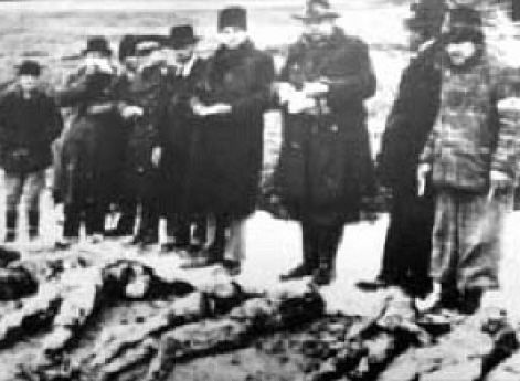 Эксгумация тел убитых венгерскими солдатами евреев в Шармаше. 1945 г.