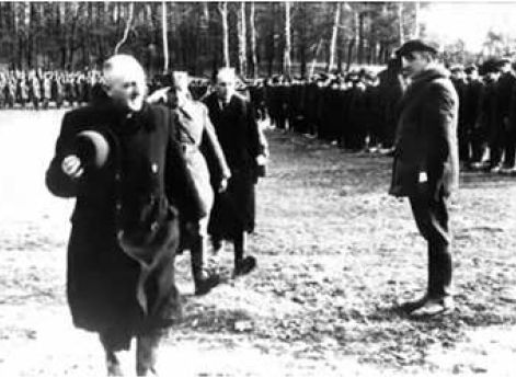 Францишек Каминьский на смотре Крестьянских батальонов. 1944 г.