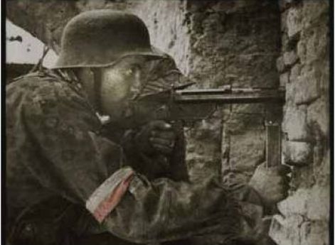 Боец Армии Крайовой во время боев в Варшаве. Август — октябрь 1944 г.