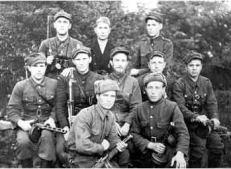 Партизаны Армии Людовой и советские партизаны. 1944 г.