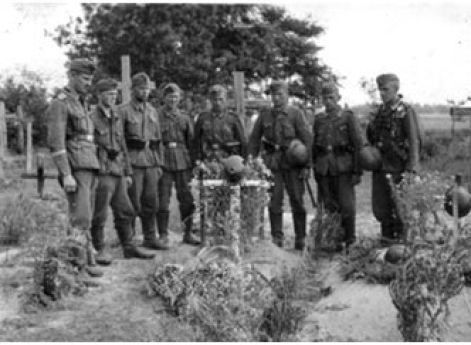 Польские солдаты вермахта на могиле своего товарища. Восточный фронт.
