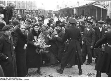 Польские полицейские арестовывают евреев на рынке в Варшаве. Октябрь 1939 г.