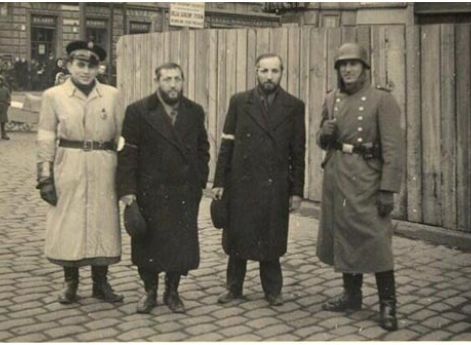 Еврейский полицейский и германский солдат. Варшава, 1942 г.