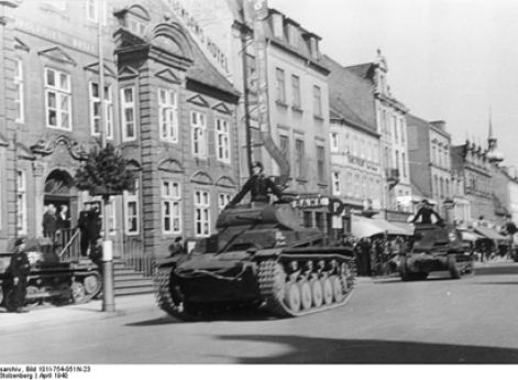 Части вермахта входят в датский город Штольценберг.