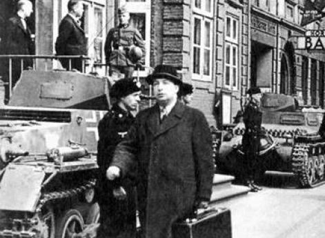 Датское правительство и случайные прохожие мирно наблюдают германскую агрессию. 10 апреля 1940 г.