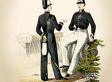 Обмундирование учащихся Первого штурманского полуэкипажа (слева) и Строительного училища (справа)