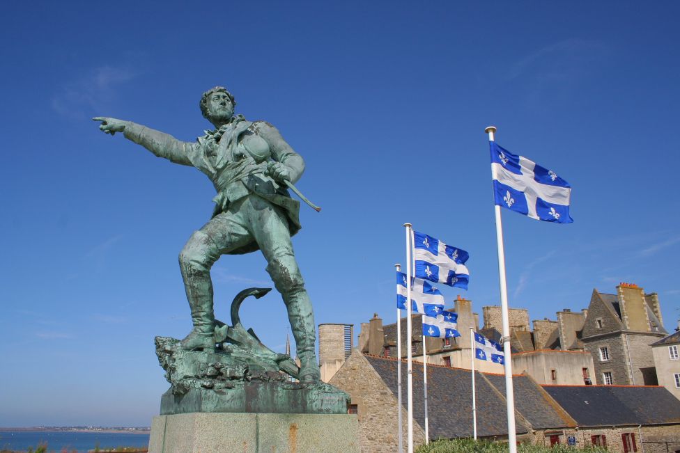 Памятник Роберу Сюркуфу в Сен-Мало