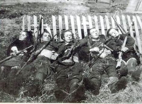 Убитых «лесных братьев» фотографировали с оружием для предъявлениясудебным органам. 1945 г.