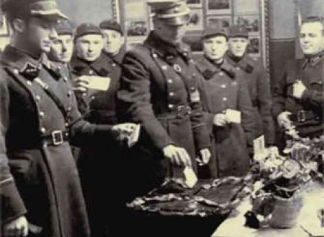 Военнослужащие 29-го Литовского стрелкового корпуса РККА на выборах вНародные Советы. 1940 г.