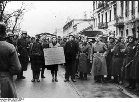 Литовские полицейские из 2-го батальона Schuma ведут на казньбелорусских партизан. Минск, 26 октября 1941 г.