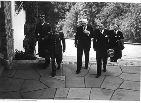 Кнут Гамсун в альпийской резиденции Гитлера Бергхоф.