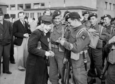 Норвежцы встречают британских солдат. Осло,13 мая 1945 г.