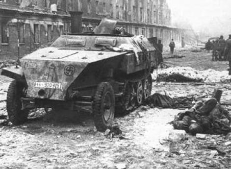 На фото бронетранспортёр SdKfz 250/1 разведроты шведских добровольцев дивизии СС Nordland. Машина была подбита ночью с 1 на 2 мая 1945 г., когда участвовала в попытке вырваться из Берлина. Бронетранспортёр был подбит на улице Фридрихштрассе южнее Райхсканцелярии. Справа от машины лежит убитый водитель – унтершарфюрер Рагнар Йоханссон (Ragnar Johansson).