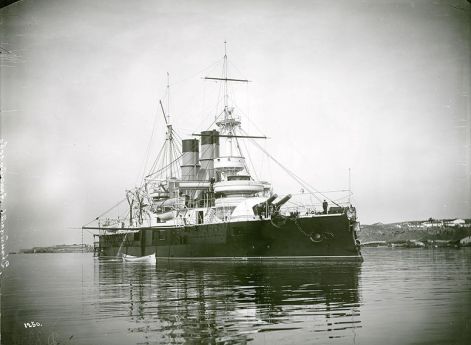 Эскадренный броненосец Двенадцать Апостолов на рейде Севастополя.