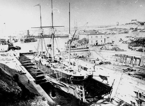 Крейсер Память Меркурия в доке в Севастополе (до апреля 1882 г. - Ярославль, после 1907 года - Блокшив №9).