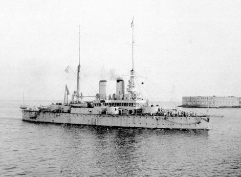 Линейный корабль Ростислав входит в Северную бухту Севастополя, 1910 годы.