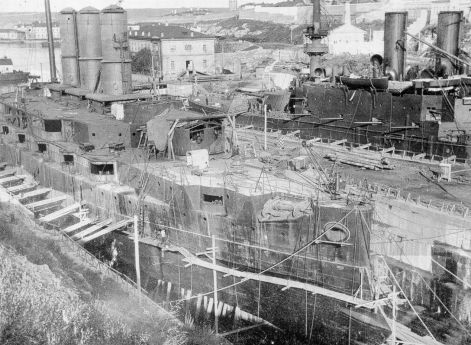 Линейные корабли Иоанн Златоуст и Три святителя в доке Лазаревского адмиралтейства, 1908-1909 годы.