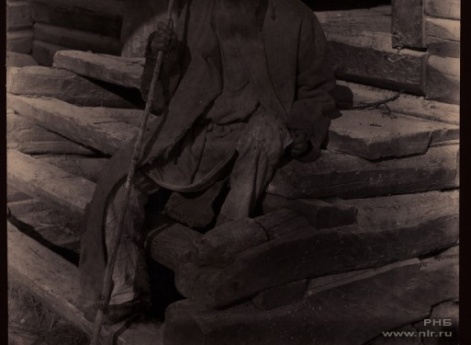 100-летний старец, живущий на мельнице.