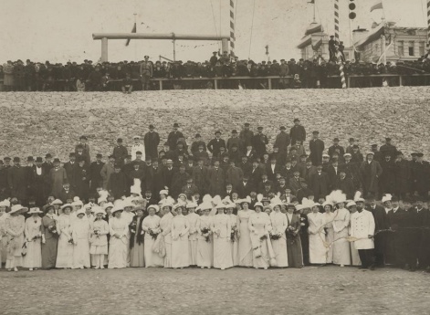 Визит Николая II на празднование 300-летия дома Романовых в г. Н.Новгород. Группа дворянства и купечества при встрече Николая II.