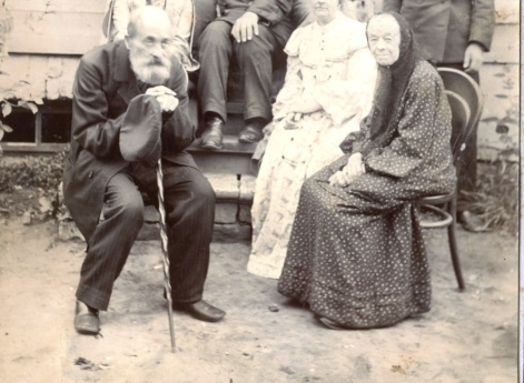 Семья Мяздриковых. В центре фотограф И.П. Мяздриков. Муром.