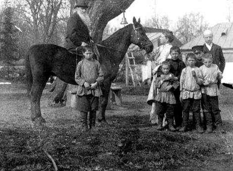 Л. Н. Толстой, С. А. Толстая, Д. П. Маковицкий и крестьянские мальчики у «дерева бедных»