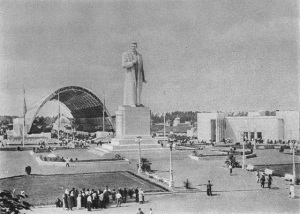 Из-под толстого слоя литературной косметики то и дело выпирают наружу...