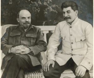 Работает над сборником избранных писем Маркса, каковую работу мы вместе с ним обсудили