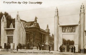 Стоило И. А. Ильину поставить и в определенном христианском смысле разрешить проблему противления злу силою, чтобы вызвать возражения и даже обвинения 