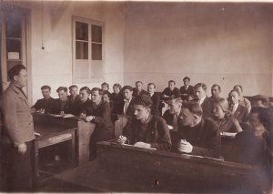 В учебные планы всех вузов вводится единый курс «Основы марксизма-ленинизма»